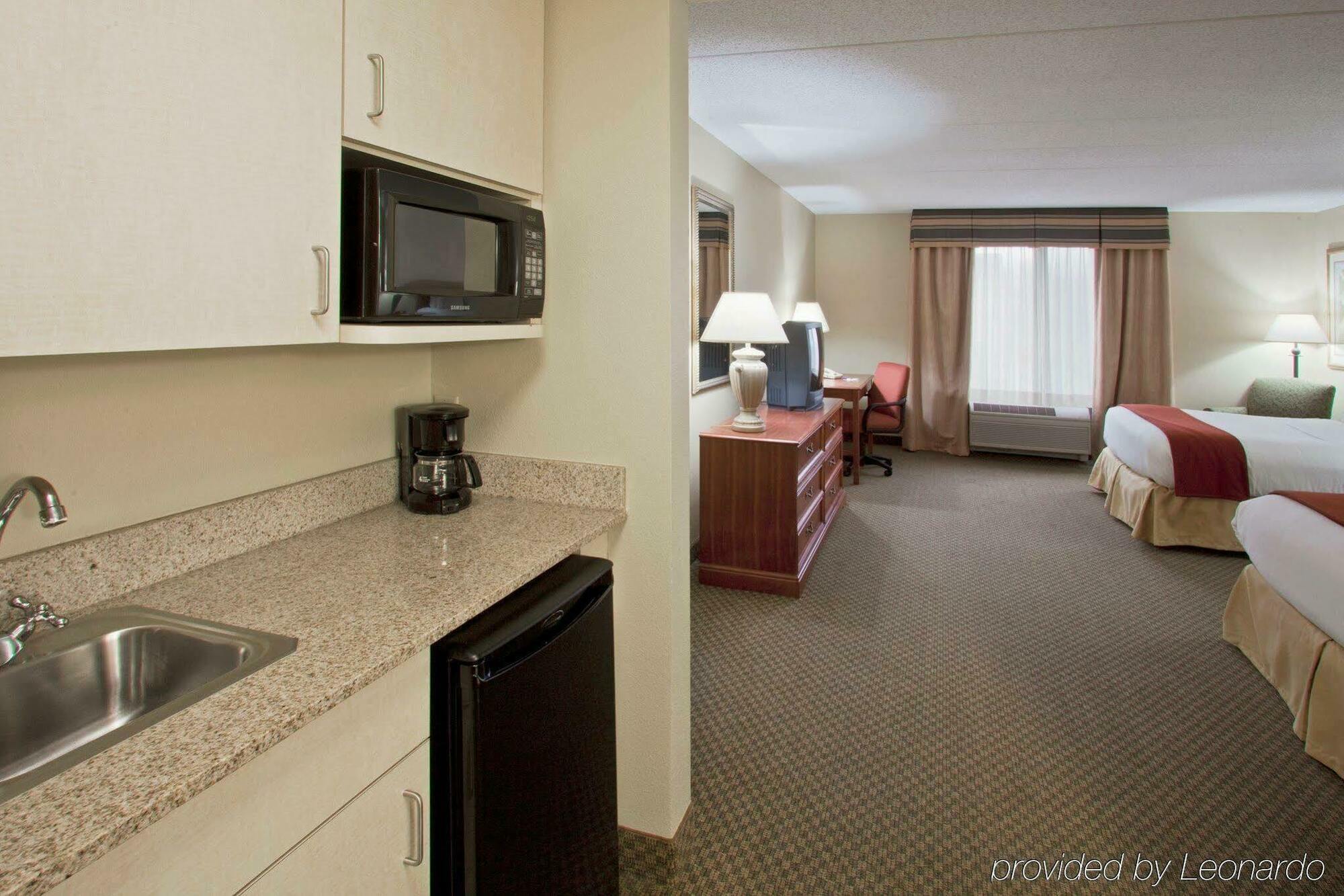 Hotel Express & Wayne By Ihg