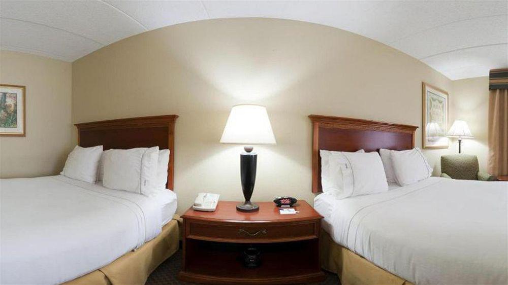 Express & Wayne By Ihg 3*