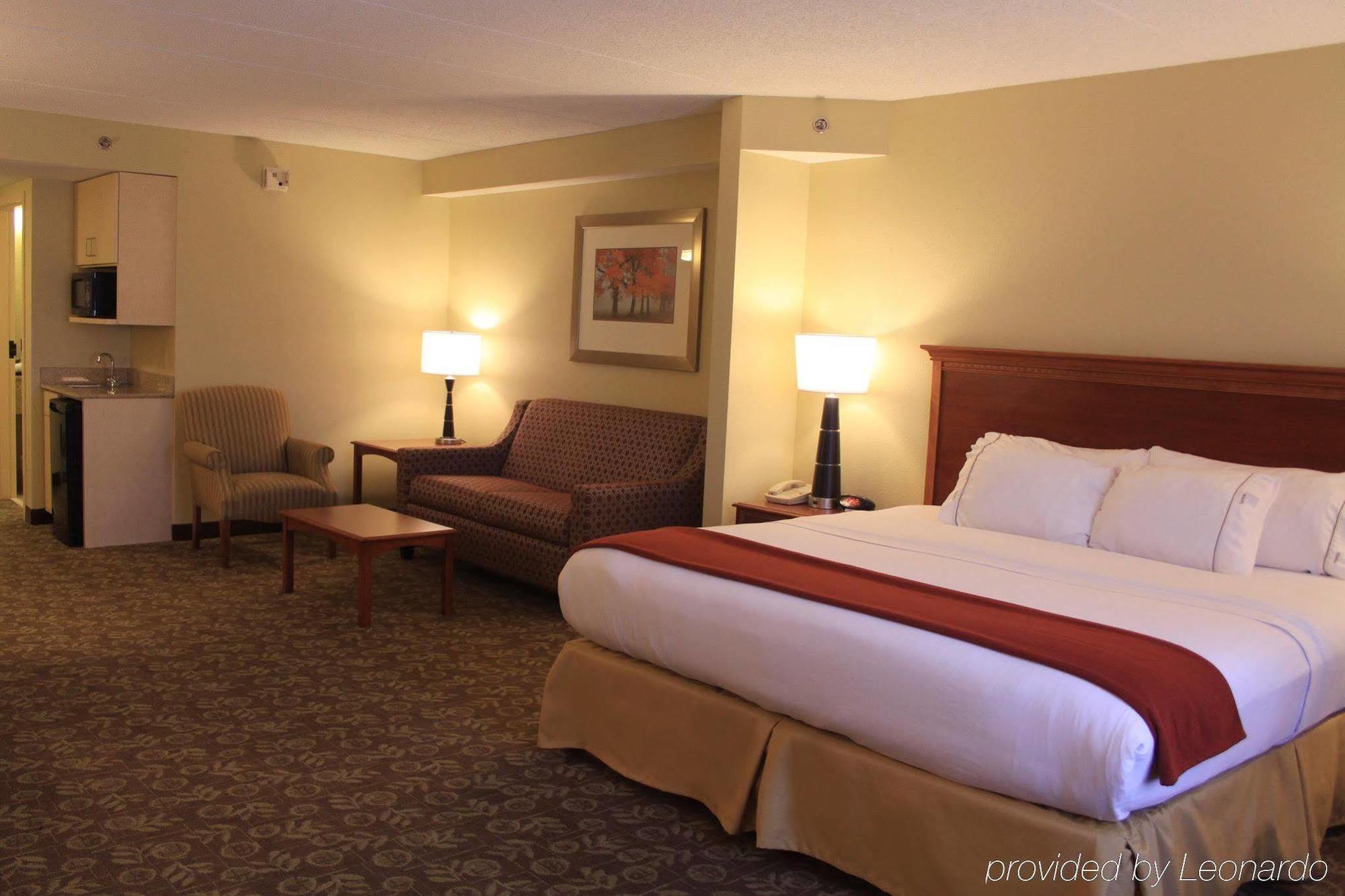 Express & Wayne By Ihg