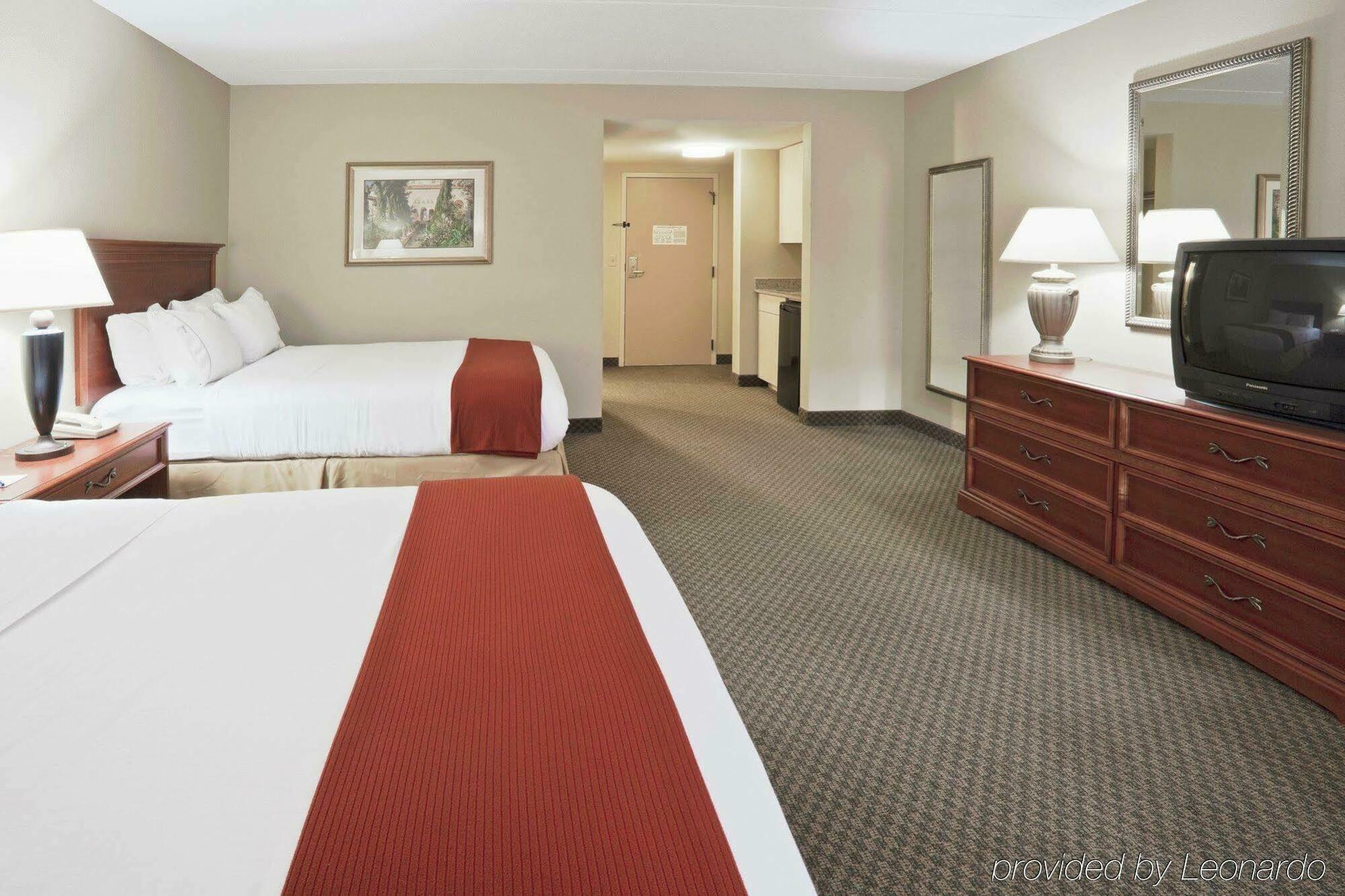 Express & Wayne By Ihg Hotel 3*