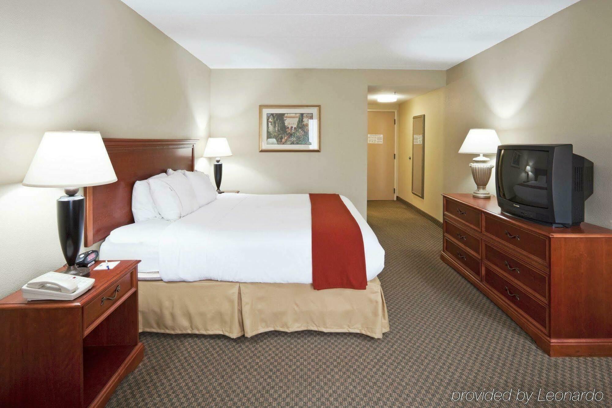 Express & Wayne By Ihg Ellisville